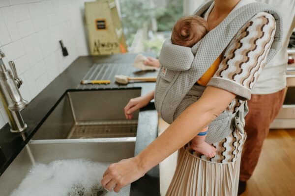 Ergobaby Omni Deluxe All-in-One Baby Carrier for Newborns from Birth up to 20kg, Ergonomic 4-Position mesh Baby Carrier Back Carrier Baby Carrier Travel System, Pearl Grey - Image 9